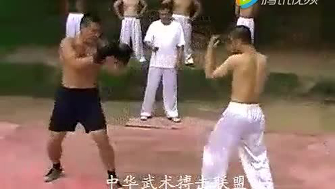 Cao thủ "Hàng Long Thập Bát Chưởng" (quần trắng) giành thắng lợi trước võ sĩ Kickboxing (quần đen)