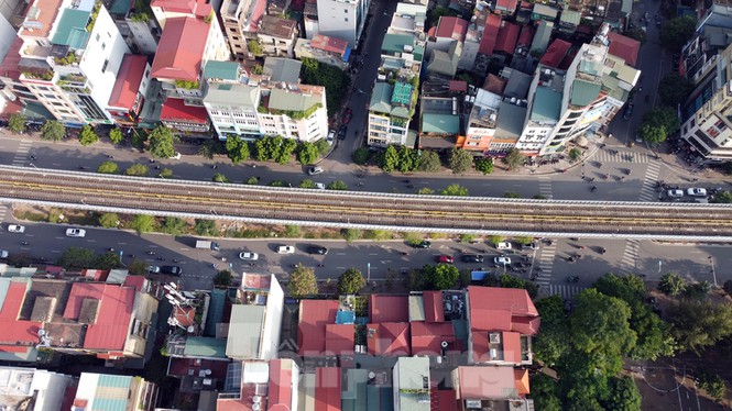 Cùng với nhóm chuyên gia trên, Tổng thầu Trung Quốc đã đưa gần 100 người sang dự án. Đây là các chuyên gia kỹ thuật, giám sát thiết bị của dự án.