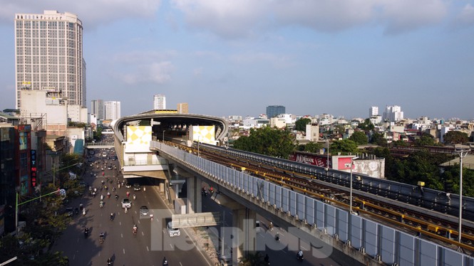 Dự án đường sắt Cát Linh - Hà Đông dài 13 km gồm 12 ga và một khu Depot. Tổng mức đầu tư ban đầu 8.770 tỷ đồng (gần 553 triệu USD), sau đó điều chỉnh lên 18.002 tỷ đồng (hơn 868 triệu USD). Trong số này, vốn vay ODA Trung Quốc là 13.867 tỷ đồng, vốn đối ứng 4.134 tỷ. Tháng 9/2018, dự án đã cơ bản hoàn thành xây dựng và bắt đầu chạy thử liên động toàn hệ thống. Tuy nhiên, đến nay dự án vẫn chưa hoàn thành các thủ tục nghiệm thu, bàn giao.