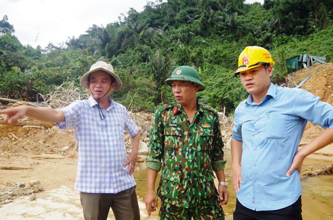 Đại diện các lực lượng, đơn vị bàn bạc phương án nắn dòng, đắp đập phục vụ cứu hộ cứu nạn tại Rào Trăng 3