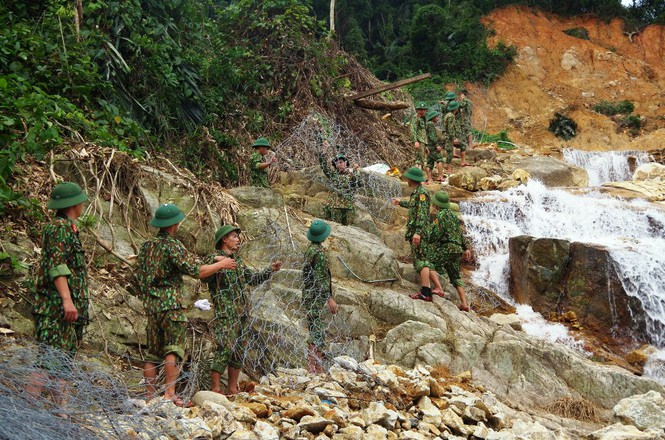 &nbsp;Bộ đội chuyển rọ sắt xuống lòng suối Rào Trăng để chuẩn bị xếp đá đắp đập tạm