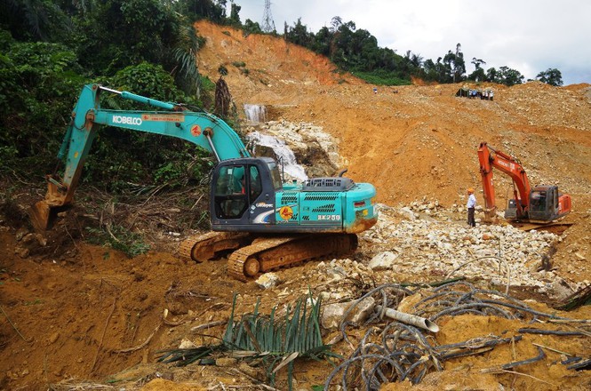 &nbsp;Phương tiện cơ giới đào đất ven suối Rào Trăng để chỉnh chuyển dòng chảy