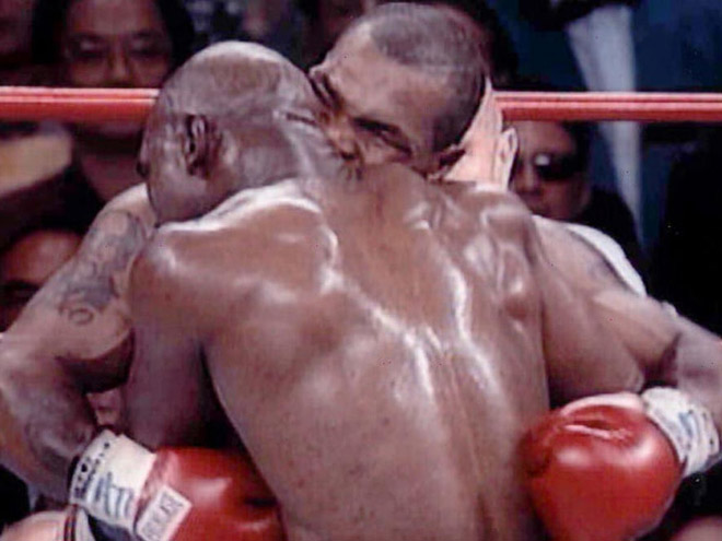 Tyson cắn tai Holyfield vào năm 1997