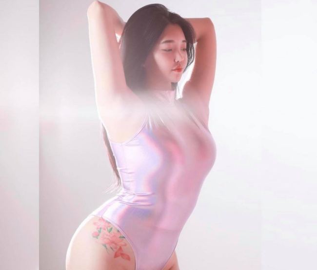Người mẫu quảng cáo có nick name Byul gây chú ý mạng xã hội bởi những hình ảnh bên hông, mỗi lần cô mặc đồ khoét cao mới thấy được.
