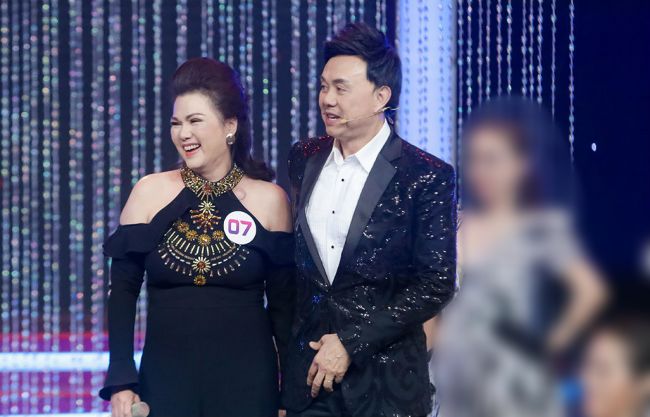 Trong gameshow &#34;Ca sĩ bí ẩn&#34;, Chí Tài đã được một món quà đầy bất ngờ nhân dịp kỉ niệm 35 ngày cưới, đó là sự xuất hiện của bà xã Phương Loan với vai trò là người chơi và mang đến một tiết mục trình diễn thú vị.&nbsp;Đặc biệt, đây là lần đầu tiên vợ Chí Tài lộ diện trên một sân khấu lớn và có những cử chỉ âu yếm chồng ngay trước khán giả.
