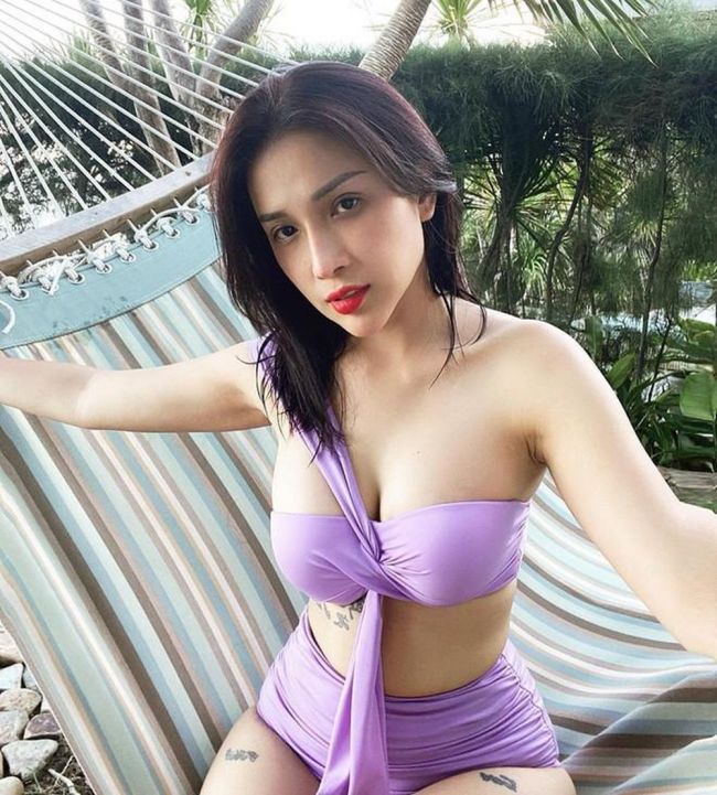 Càng ngày, Khả Như càng sexy và chăm diện đồ gợi cảm. Khi diện bộ bikini màu tím nhạt này, "con gái Hoài Linh" để lộ hình xăm ở hai đùi.&nbsp;
