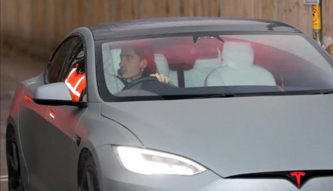 Bellerin lái chiếc Tesla Model S. ẢNH:&nbsp;JIM BENNETT