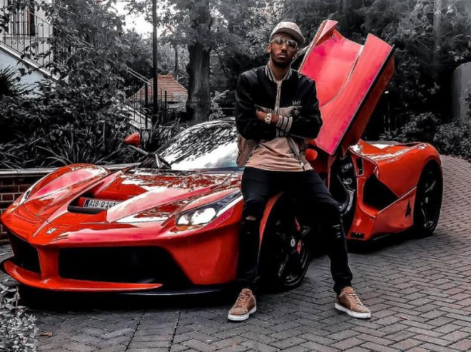 Aubameyang bên chiếc Ferrari Laferrari.