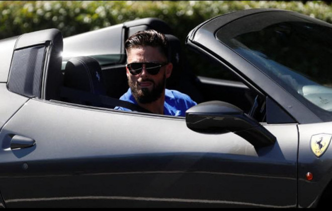 Giroud như tài tử điện ảnh lái Ferrari 488.