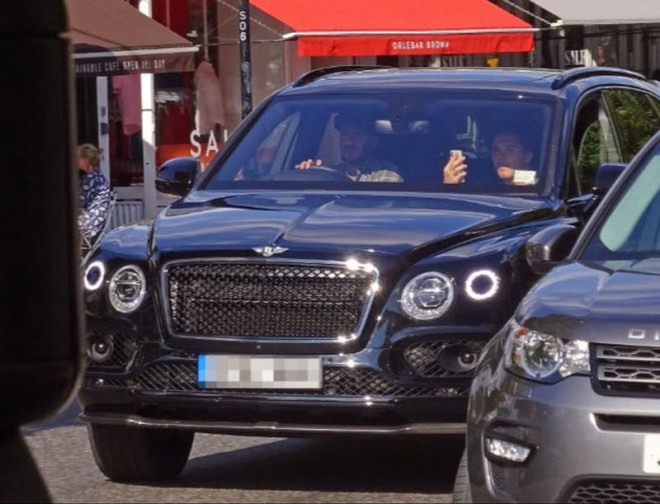 ... và David Beckham lái Bentley Bentayga.