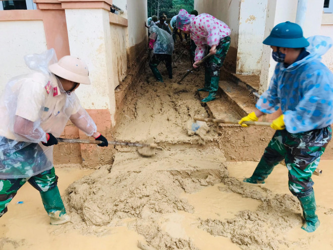 Cán bộ chiến sĩ công an giúp các trường học dọn vệ sinh sau lũ để học sinh sớm đến trường.