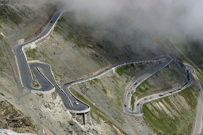 Col De Turini: Col de Turini là một con đèo nằm ở miền Đông nước Pháp. Đường nguy hiểm này có 34 ngã rẽ và những thay đổi thời tiết không lường trước được khiến cho nó trở thành con đường mạo hiểm.&nbsp;
