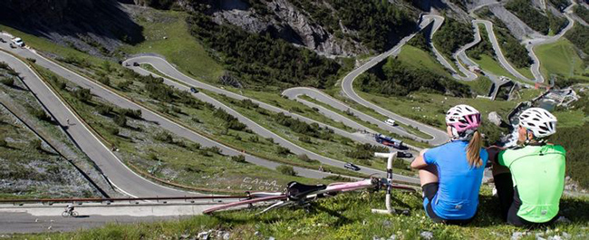 Đèo Stelvio, Ý: Mặc dù có tầm nhìn tuyệt đẹp ra dãy núi Alps ở Ý, nhưng đèo Stelvio chủ yếu được biết đến với bố cục hẹp rất lộng gió và kéo dài 2,7 km. Con đường đòi hỏi sự tập trung cao độ của các tay lái.&nbsp;
