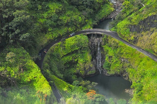 Đường cao tốc Hana, Hawaii: Mặc dù nằm trong tốp những con đường nguy hiểm nhưng cao tốc Hana lại là nơi có nhiều cảnh quan tuyệt đẹp khiến bạn có cảm giác như đang ở trong một bối cảnh phim viễn tưởng huyền ảo.
