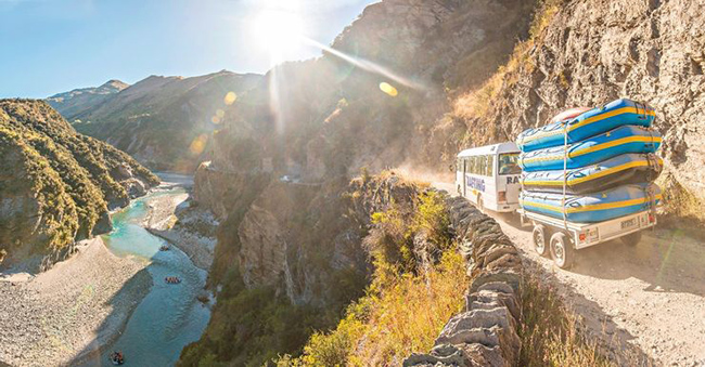 Đường Skippers Canyon, New Zealand: Đường Skippers Canyon nguy hiểm đến mức phải có giấy phép để vào. Đường nhiều sỏi đá, khó đi, lại hẹp nên nếu 2 xe đi ngược chiều nhau thì một người phải lùi 3 km xe kia mới vượt được qua.
