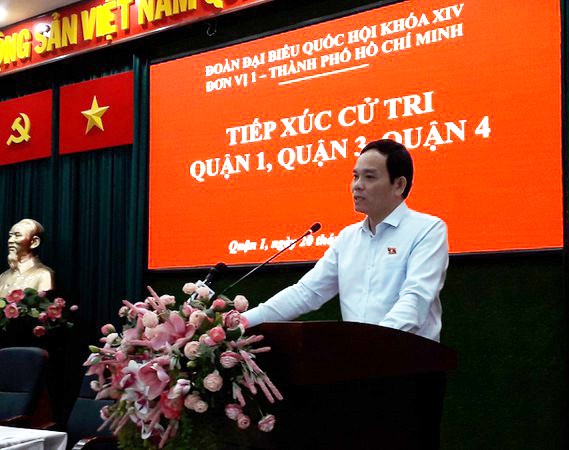 &nbsp;Phó Bí thư thường trực Thành ủy TPHCM Trần Lưu Quang trả lời các cử tri