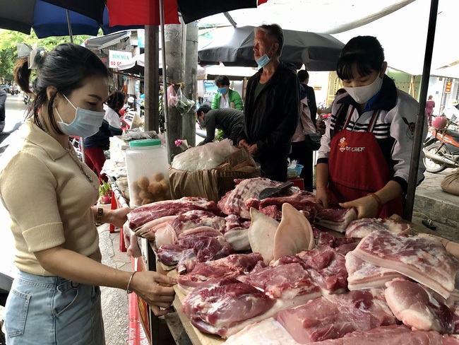 Do ảnh hưởng dịch bệnh, tại các chợ dân sinh trên địa bàn tỉnh Hà Nam giá thịt lợn giảm khá sâu