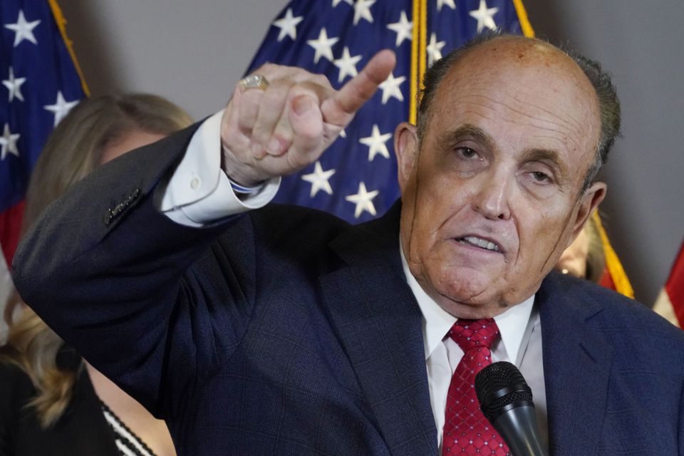Luật sư Rudy Giuliani được ông Trump thuê kiện bầu cử trong cuộc họp báo mới nhất (ảnh: Guardian)