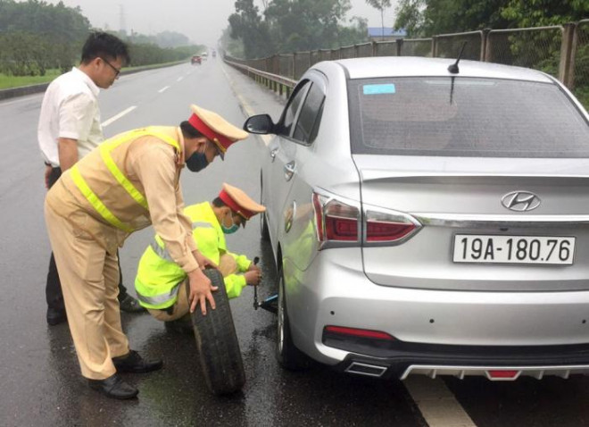 Tổ công tác Đội CSGT số 4, Phòng 8, Cục CSGT giúp tài xế thay lốp trên cao tốc Hà Nội - Thái Nguyên