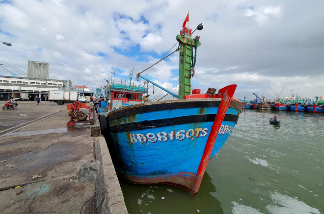 Tàu đánh bắt xa bờ cập cảng cá Quy Nhơn bán cá