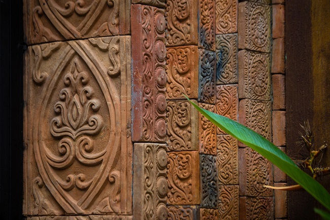 Mọi chất liệu đất nung từ hoa văn cổ đến các bức phù điêu đều được đặt làm bởi những nghệ nhân đến từ Ninh Thuận để đảm bảo giữ nguyên vẹn hơi thở của một nền văn hóa đặc trưng.
