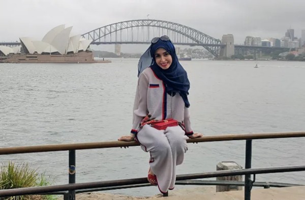 Khawla AlRomaithi chụp ảnh ở trước Cầu Cảng Sydney. Ảnh: Guinness World Record.