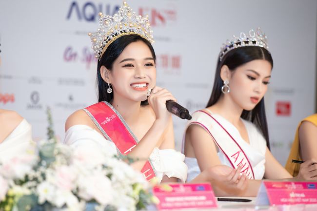 Hoa hậu Việt Nam 2020 Đỗ Thị Hà tươi tắn trong buổi họp báo.