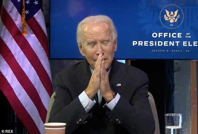 Ông Biden đã khóc khi nghe chia sẻ từ một nữ y tế. Ảnh: REX