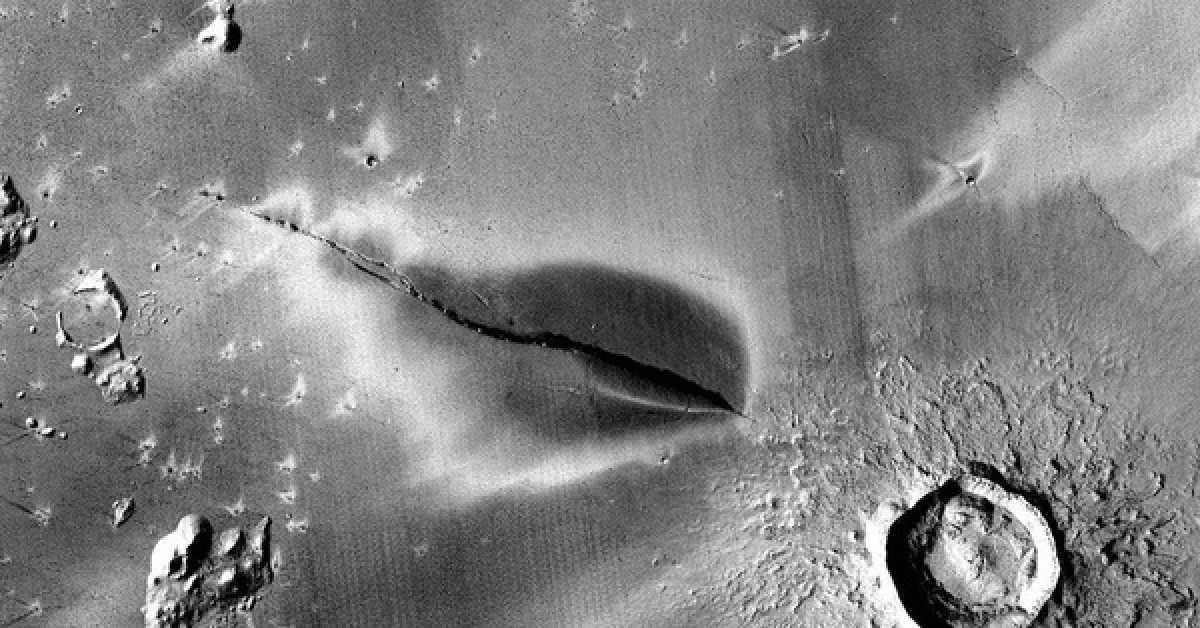 Vết nứt kỳ lạ cho thấy Sao Hỏa rất có thể vẫn còn hoạt động địa chất, đủ để nuôi dưỡng một thế giới sinh vật ngoài hành tinh bí ẩn