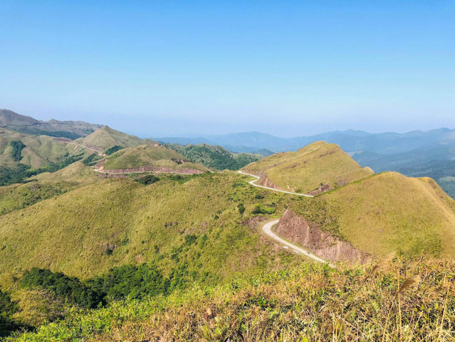 Từ cột mốc này, du khách có thể phóng tầm mắt ngắm nhìn núi rừng, thiên nhiên hùng vĩ.&nbsp;