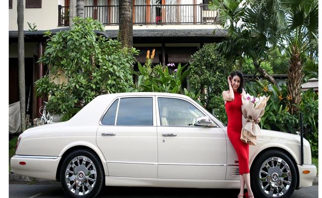 Hoa hậu Hà Kiều Anh di chuyển bằng xe Bentley sang trọng. Giá của siêu xe Bentley Arnage tại Việt Nam vào khoảng 20 tỉ đồng – đây đích thực là mẫu xe chỉ dành cho giới “đại gia”.
