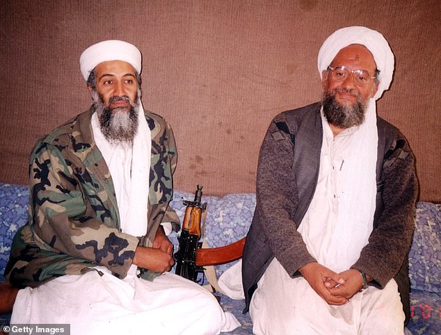 Zawahiri (phải) trong bức ảnh chụp cùng trùm khủng bố Osama bin Laden.