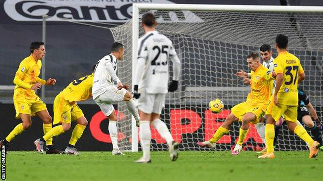 Ronaldo lập cú đúp hoàn hảo chỉ trong 4 phút vào lưới của Cagliari
