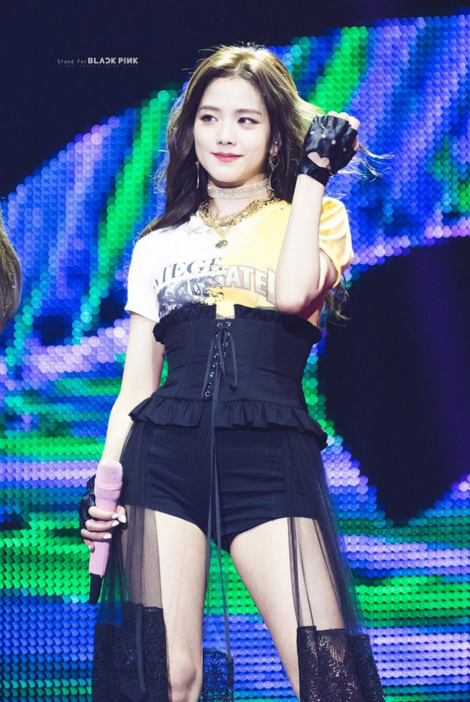 Nhìn Nancy mặc corset sai quá sai mà netizen nhắn nhủ “Sao không học hỏi BLACKPINK?&#34; - 12