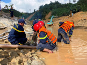 Tin tức trong ngày - Xem lực lượng cứu hộ hút cạn dòng Rào Trăng, lật đất, bới đá tìm người mất tích