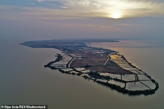 Rộng 2.069 km2, Hồng Trạch là hồ nước ngọt lớn thứ 4 ở Trung Quốc.