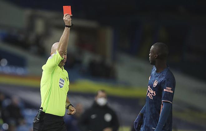 Pepe nhận thẻ đỏ trực tiếp vì húc đầu với Alioski của Leeds