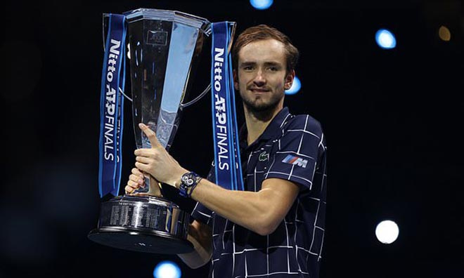 Danil Medvedev bên chiếc cúp vô địch ATP Finals đầu tiên trong sự nghiệp