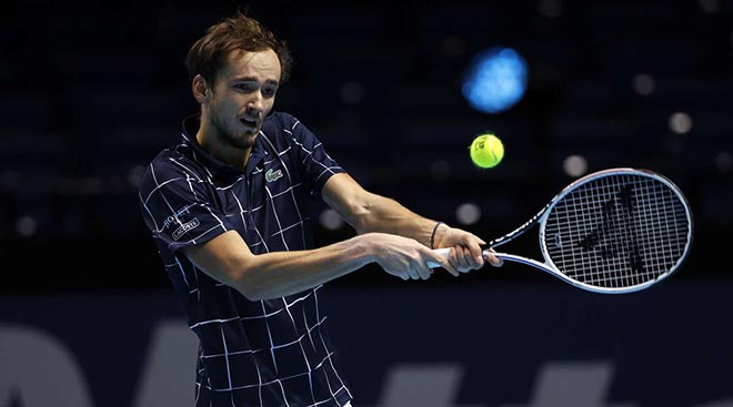 Daniil Medvedev ngược dòng xuất sắc để lên ngôi vô địch ATP Finals