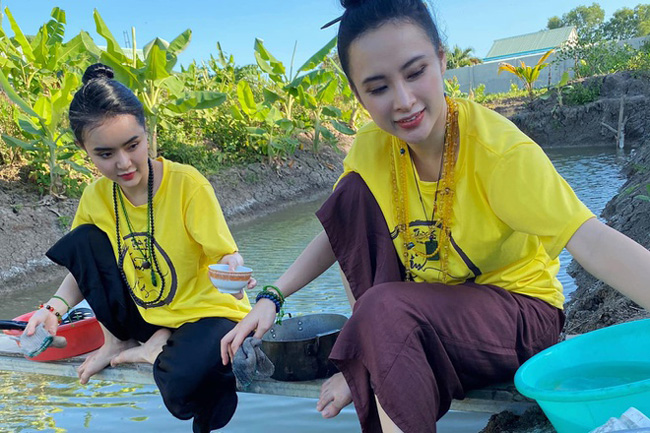 "Bà mẹ nhí" và em gái Phương Trang chuộng mặc những bộ đồ bà ba khi cả hai cùng về quê. Hiện tại, cả hai chị em Phương Trinh đều tu tập hướng thiện, ăn chay trường.