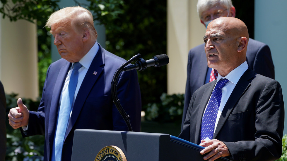 Cố vấn&nbsp;Moncef Slaoui (phải) đứng bên cạnh ông Trump khi công bố Chiến dịch Wrap Speed vào tháng 5.2020.