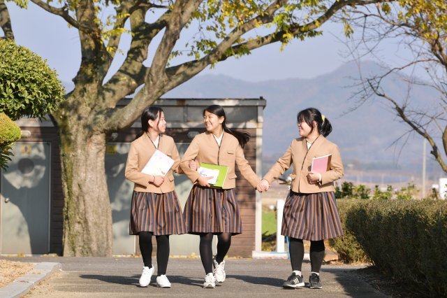 Mới đây, Hàn Quốc chính thức đưa đồng phục hanbok vào các trường học.