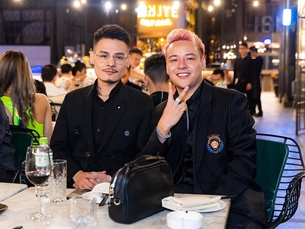 Rapper Ashi (bên phải) bảnh bao chụp ảnh cùng ca sĩ Hoa Vinh.