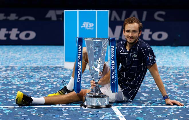 Daniil Medvedev nối gót vàng của đàn anh đồng hương Nikolay Davydenko vô địch ATP Finals