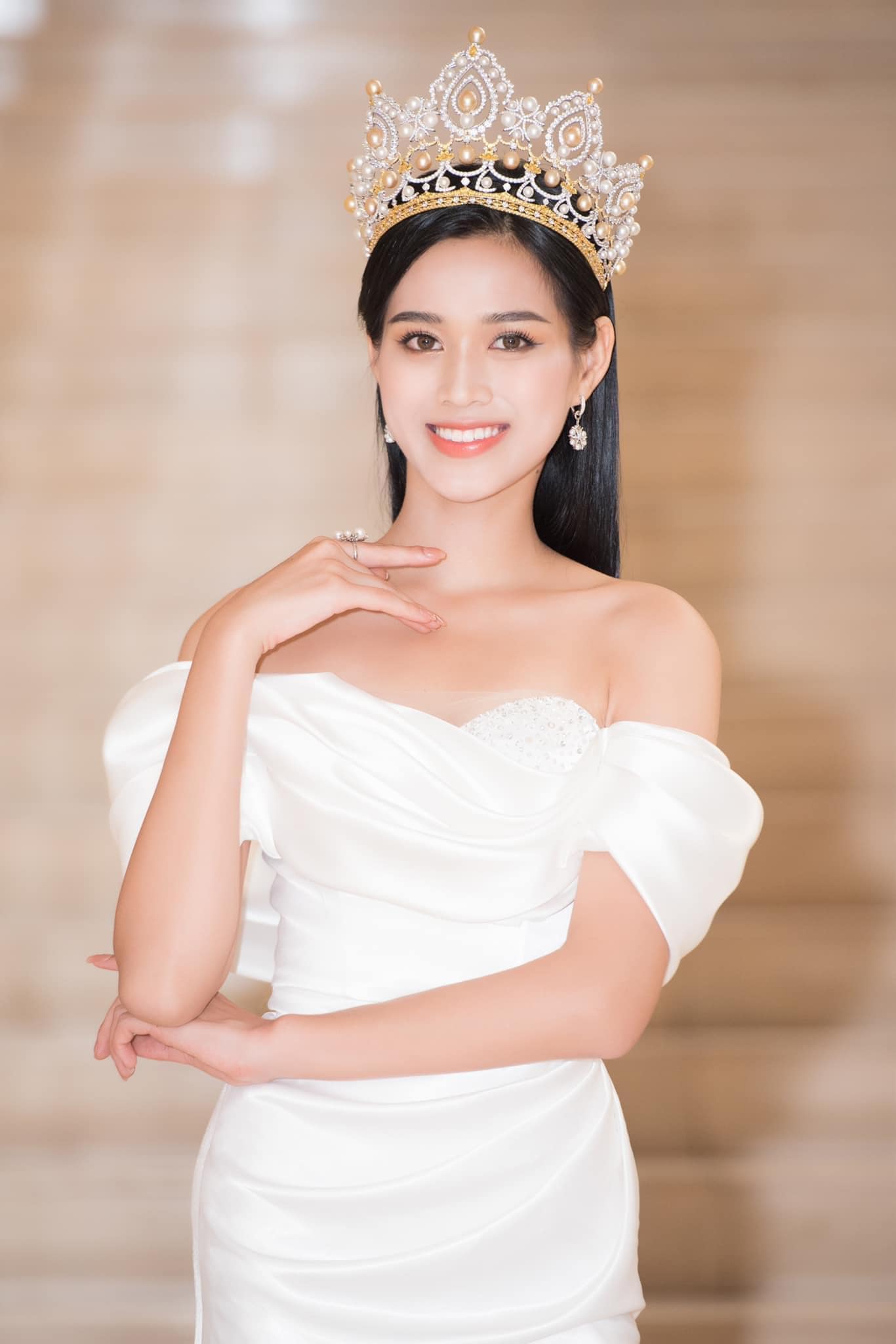 Đỗ Thị Hà là hoa hậu Việt Nam 2020, mở đầu một thập kỷ nhan sắc mới.