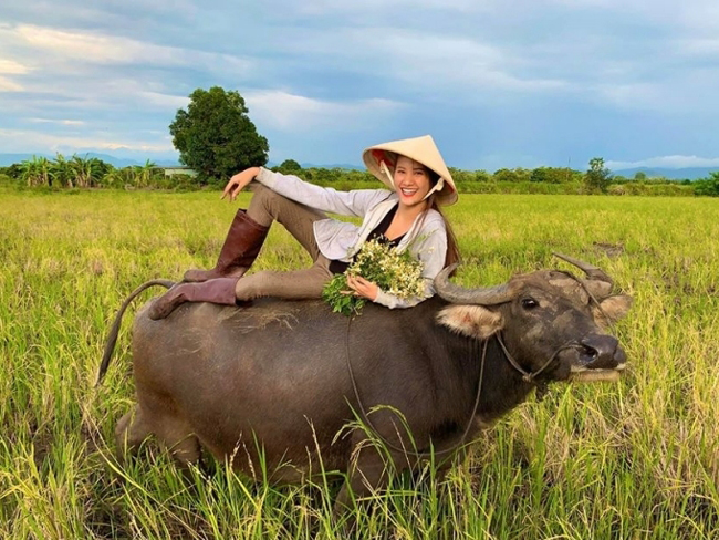 Trong thời điểm dịch Covid, người mẫu Hương Ly về quê chăn trâu, khiến nhiều người bất ngờ với hình ảnh khác biệt khi "chân dài" này xuất hiện trên tạp chí.