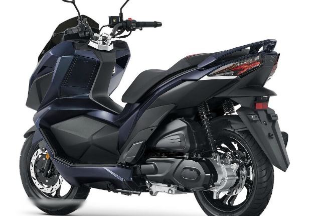 Hiệu suất và sức mạnh xe như thế là rất ấn tượng. So sánh với Honda PCX 125 đang bán tại Việt Nam, SYM Jet X 125 có sức mạnh đầu ra nổi bật hơn hẳn.
