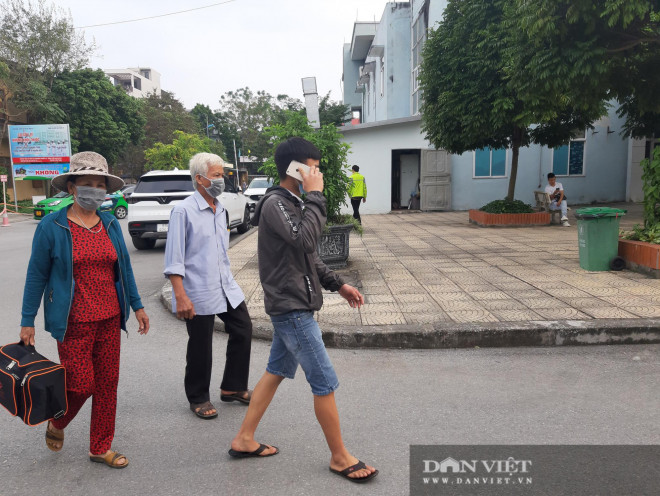 Ông Minh giãi bày: "Sau khi nhận được tin cháu T.Q.D bị bà Tuyết (chủ quán bánh xèo Miền Trung, ở tỉnh Bắc Ninh) đánh đập dã man như vậy, dù rất nóng ruột nhưng do điều kiện kinh tế quá khó khăn, nên vợ chồng tôi chỉ biết gọi và dặn dò anh của D. Nhưng rất may được nhiều người giúp đỡ nên đã được ra tận nơi thăm cháu".