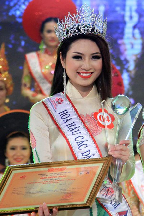 Hoa hậu Ngọc Anh trong khoảnh khắc đăng quang.