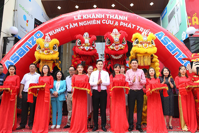Ông Phạm Văn Tam và các đối tác cắt băng khánh thành trung tâm R&amp;D